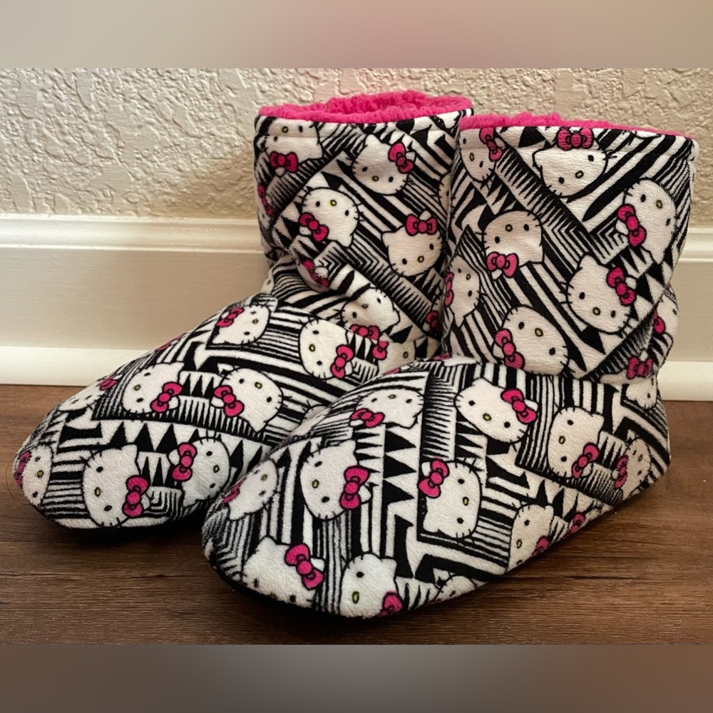 Hello Kitty bootie slippers house shoes pink white black size small 6 7